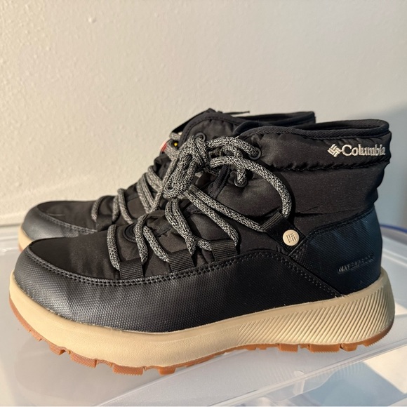 Columbia Slopeside Village Omni-Heat Mid Hiking Boots - New with Tags